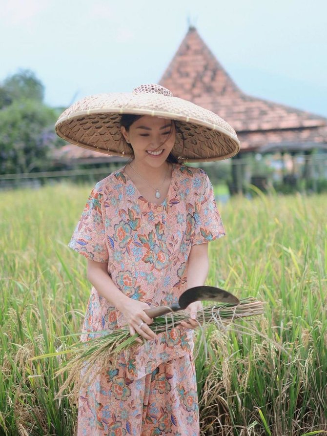 artis cantik pakai caping