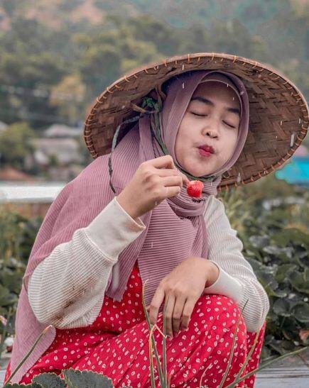 artis cantik pakai caping