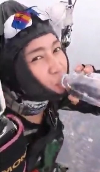 momen prajurit wanita terjun payung sambil minum air