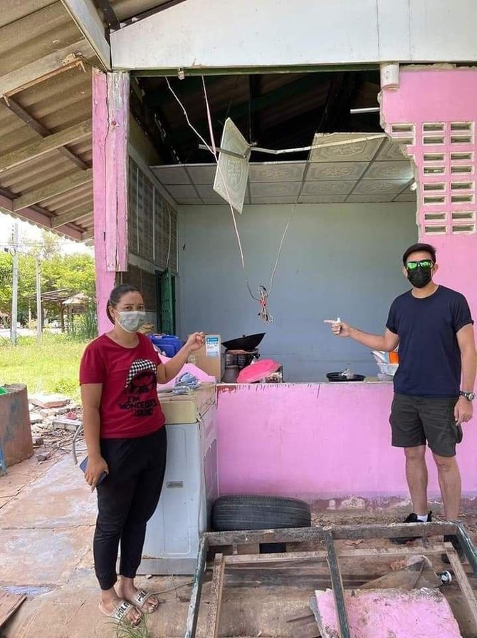 tinggal dekat taman nasional dinding rumah ini dibiarkan jebol agar gajah bisa makan