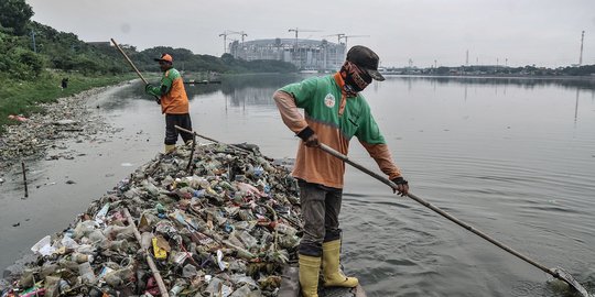 Pembersihan Sampah di Waduk Cincin