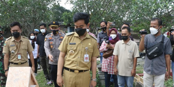 gibran anak jokowi tinggalkan mobil dekat makam dirusak