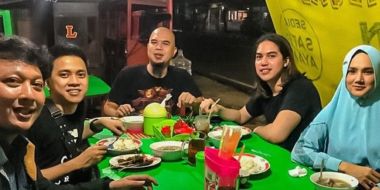 Potret El Rumi Makan Sate di Warung Pinggir Jalan, Netizen Ramai Komentar Begini