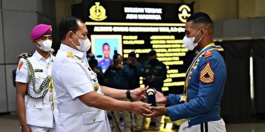 Potret Gagah Putra Papua Anak Juru Parkir jadi Lulusan Terbaik Angkatan Laut