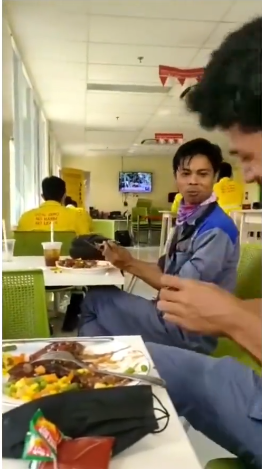 pria ini pertama kali makan steak