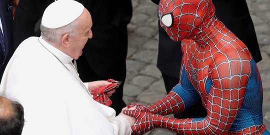 Saat Paus Fransiskus Sapa Spiderman di Vatikan