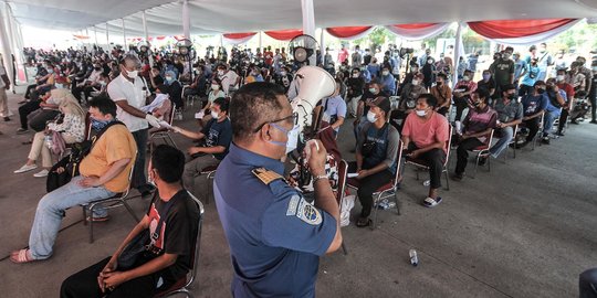 Kapolri, Panglima TNI, dan Menkes, Tinjau Vaksinasi Massal Jelang HUT Bhayangkara