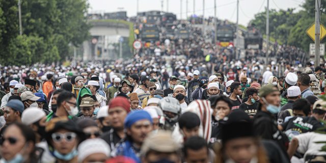 Massa Simpatisan Rizieq Bubarkan Diri Usai Bentrok dengan Aparat