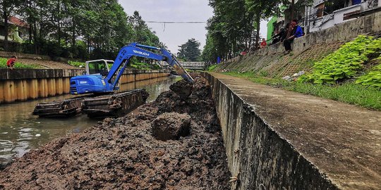 Pengerukan Lumpur di Kali Grogol