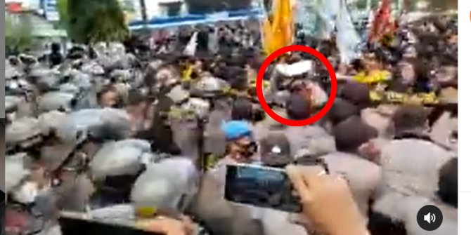 Demo Save KPK Mahasiswa Ricuh, Polisi Malah Pukuli Komandan Sendiri Jadi Sorotan