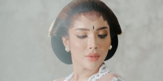 Sempat Ketiduran, Ini Momen Millen Cyrus Pakai Busana Pengantin Jawa
