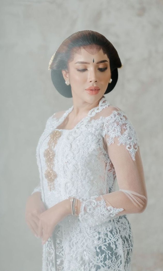 millen cyrus busana adat
