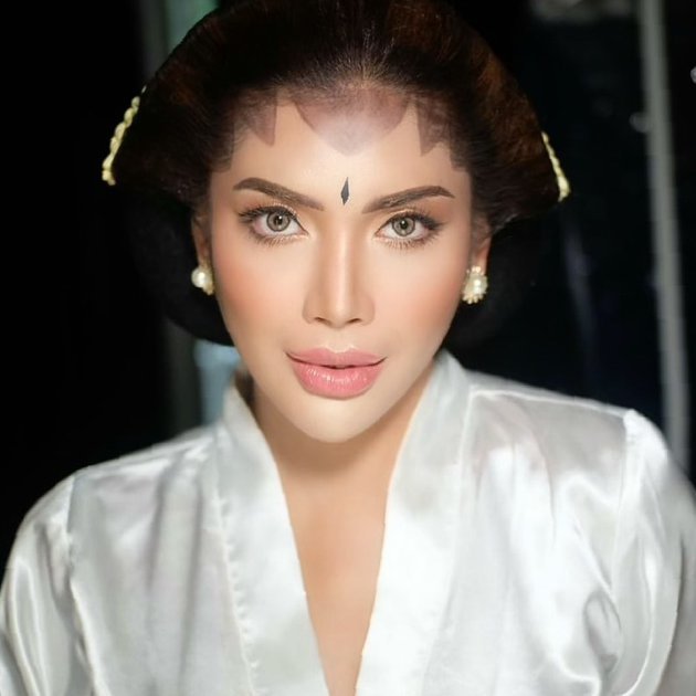 millen cyrus busana adat
