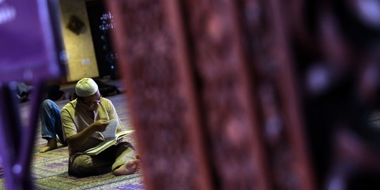 Masjid Agung At-Tin Tetap Selenggarakan Salat Jumat dengan Prokes Ketat