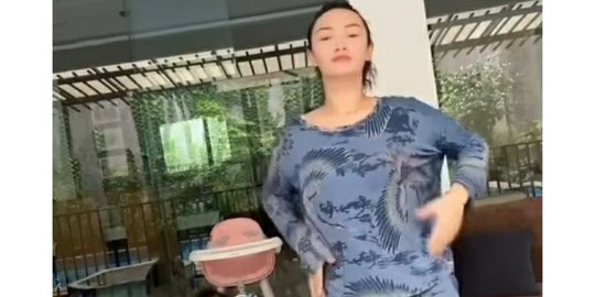Lucu! Zaskia Gotik sedang Joget TikTok, Anak Bayi Ikut Goyang
