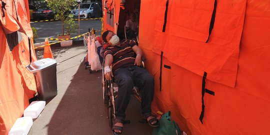Tenda IGD RSUD Kota Bekasi Membludak, Pasien Terpaksa Diobservasi di Mobil Pikap