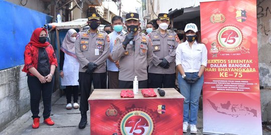 Hari Bhayangkara saat Pandemi, 1.626 Paket Bansos Disebar Polri buat PKL di Tambora