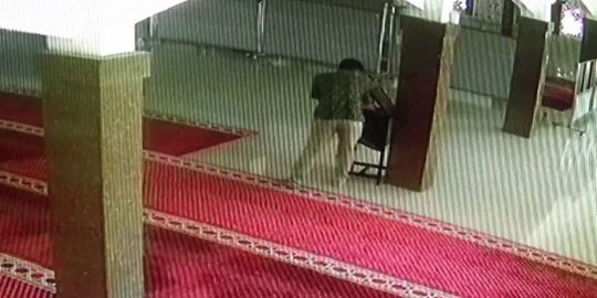 Terekam CCTV, Sejoli Mesum di Masjid Maros Lalu Curi Kotak Amal