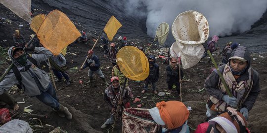 Masyarakat Tengger Rayakan Tradisi Yadnya Kasada di Tengah Pandemi Masyarakat Tengger Rayakan Tradisi Yadnya Kasada di Tengah Pandemi