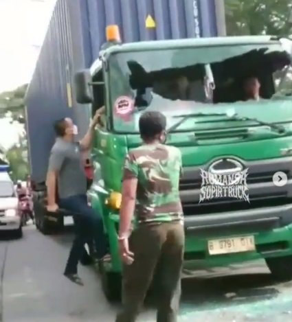 pengendara pajero arogan hantam sopir kontainer tanpa ampun kaca truk dipecah