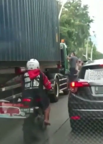 pengendara pajero arogan hantam sopir kontainer tanpa ampun kaca truk dipecah