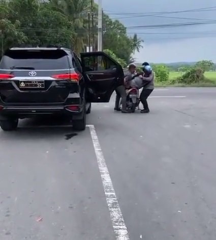 kapolres turun dari mobil langsung bopong wanita hamil pingsan di jalan raya