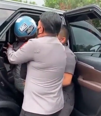 kapolres turun dari mobil langsung bopong wanita hamil pingsan di jalan raya