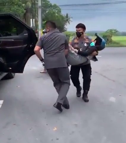 kapolres turun dari mobil langsung bopong wanita hamil pingsan di jalan raya
