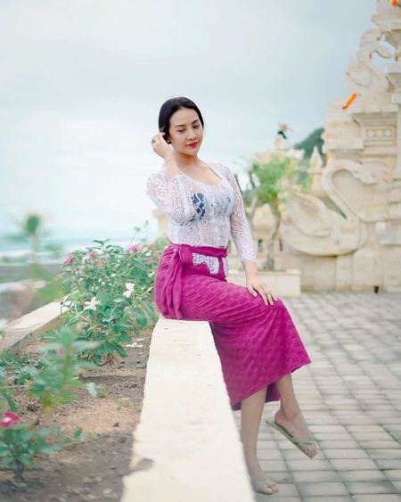 anya geraldine dalam pakaian adat bali