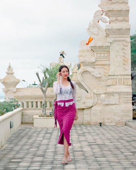 anya geraldine dalam pakaian adat bali