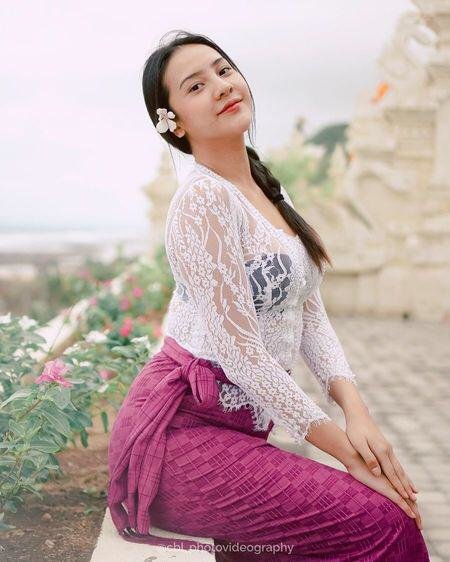 anya geraldine dalam pakaian adat bali