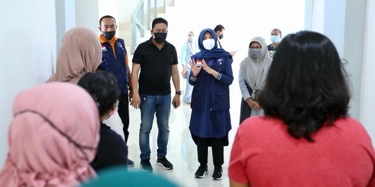 Bupati Ipuk Keliling Semangati Warga hingga Pekerja Migran yang Jalani Isolasi - Vimarsana News