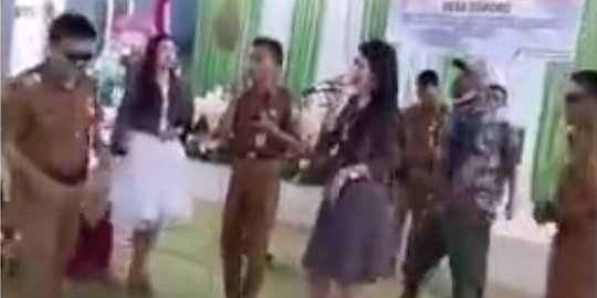 Perangkat Desa Di Grobogan Joget Bareng Biduan Tanpa Masker Begini Reaksi Warganet Merdeka Com<script async src=