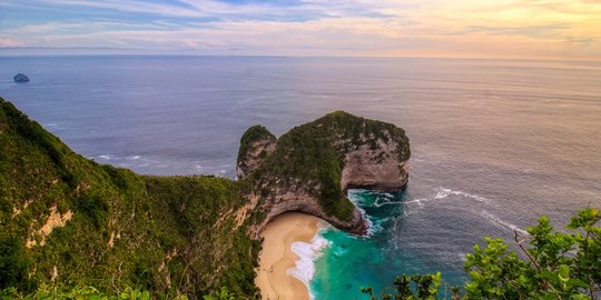 Mengenal Pantai Kelingking yang Dinobatkan Jadi Pantai ...