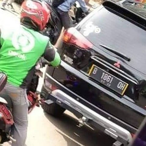 sopir kontainer dipukuli pengendara pajero arogan