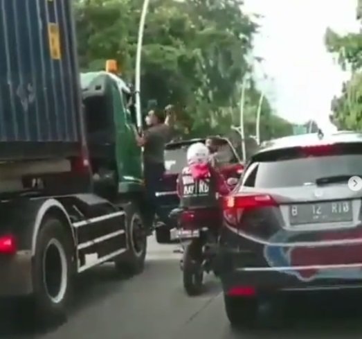 anggota tni cari pengemudi pajero aniaya amp todong pistol sopir truk diduga aparat