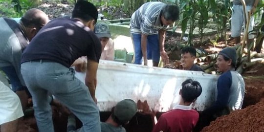 Cerita Satu Keluarga di Banten Nekat Bongkar Makam Jenazah Covid-19 - Vimarsana News