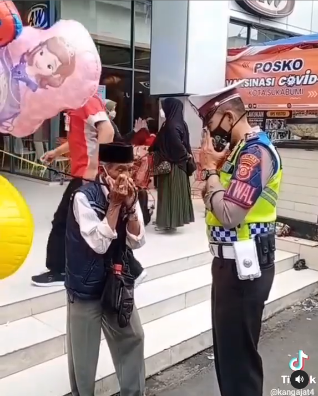 Kakek Penjual Balon  Tiba Tiba Didatangi Polisi Kaget Saat 