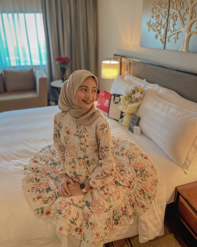 kini wanita cantik berjodoh dengan seniornya