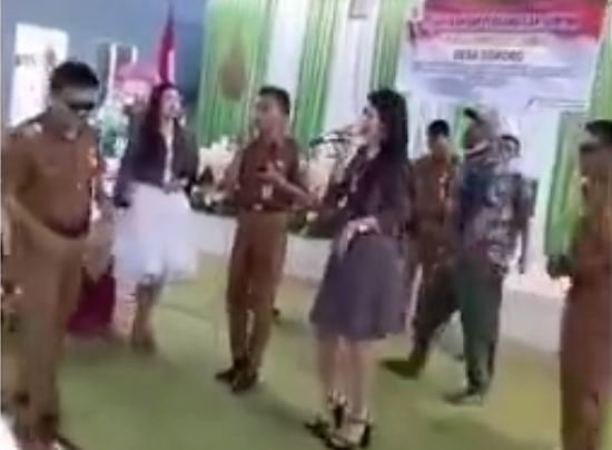 perangkat desa joget bareng di grobogan