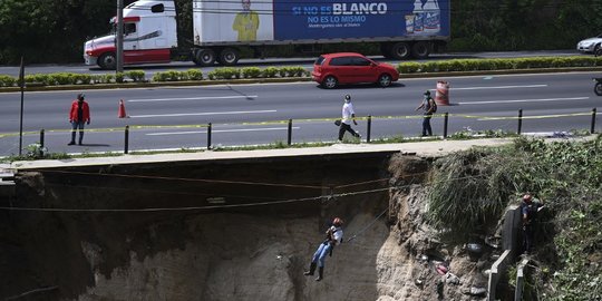 Guyuran Hujan Lebat Sebabkan Tanah Ambles di Pinggir Jalan