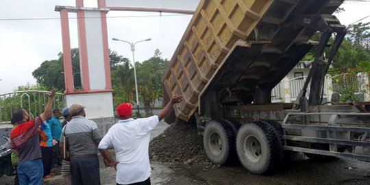 Tuntut Diaktifkan Kembali, 24 Eks Anggota Dewan Blokade Kantor DPRD Mimika