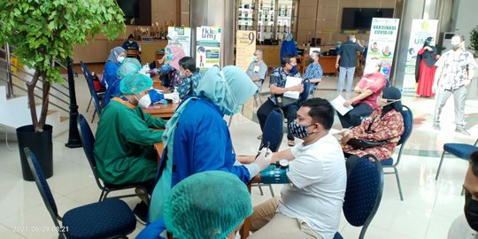 Persiapan Kuliah Tatap Muka, 903 Dosen Lansia UMJ Disuntik Vaksin AstraZeneca