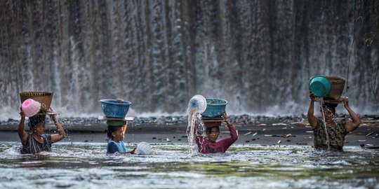 Perjuangan Para Wanita Penambang Pasir Sungai Mambal Badung Bali