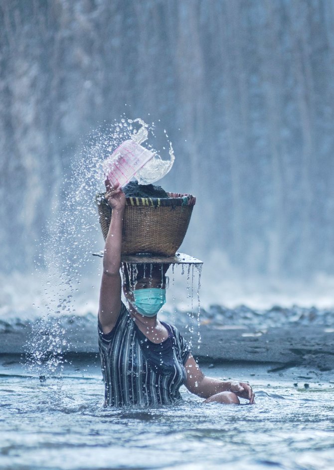 para wanita pencari pasir sungai mambal bali