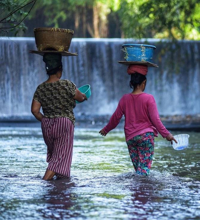 para wanita pencari pasir sungai mambal bali