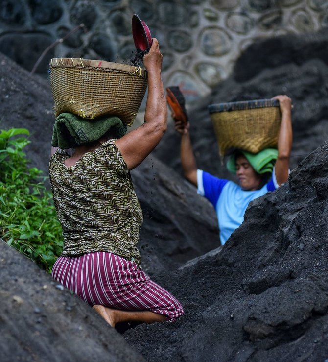 para wanita pencari pasir sungai mambal bali