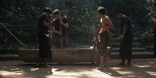 Gumebyaring Tomboan, Serunya Main Egrang dan Teater dengan Suasana Malang Tempo Dulu