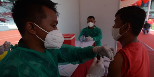 Banyak Warga Datang Tidak Sesuai Jadwal, Vaksinasi Covid-19 di Tangerang Membeludak