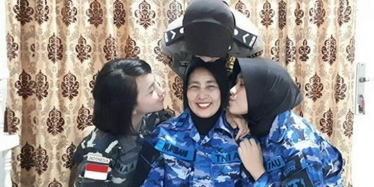 Potret Ibu & 3 Anak Perempuan jadi Srikandi TNI Polri, Gagah dan Kompak Banget - Vimarsana News